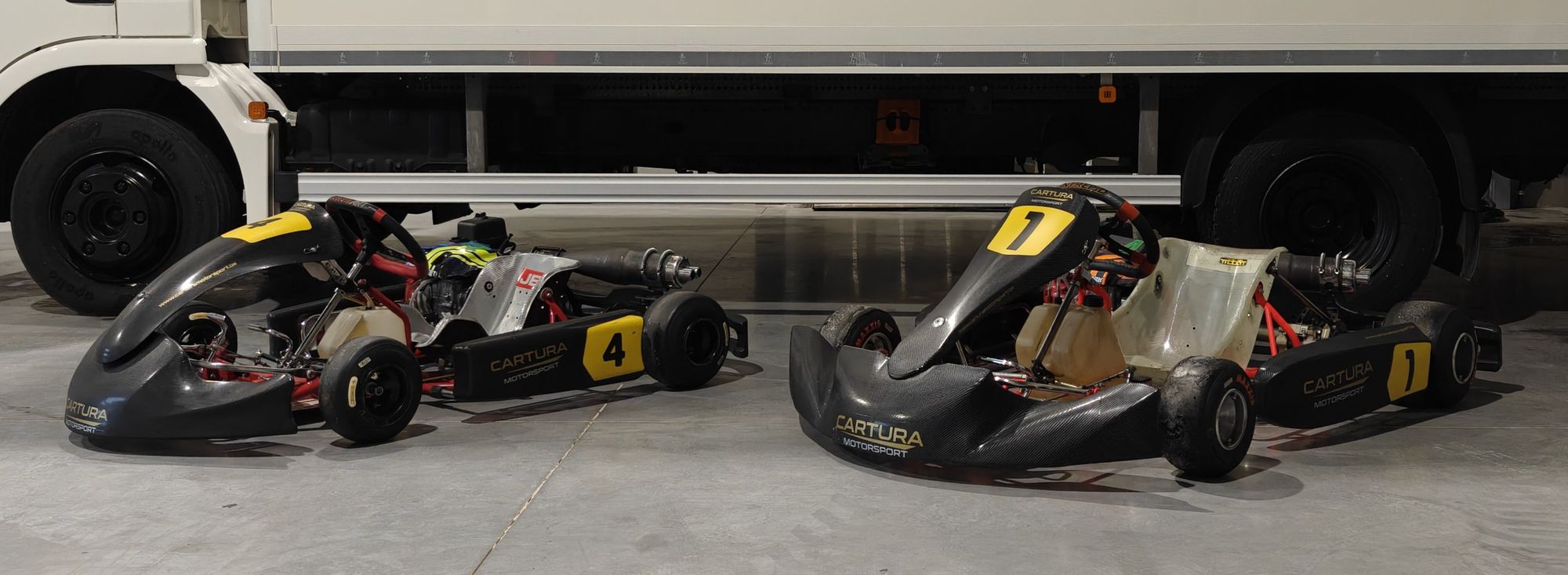 Twee Cartura-karts naast de vrachtwagen in de hal