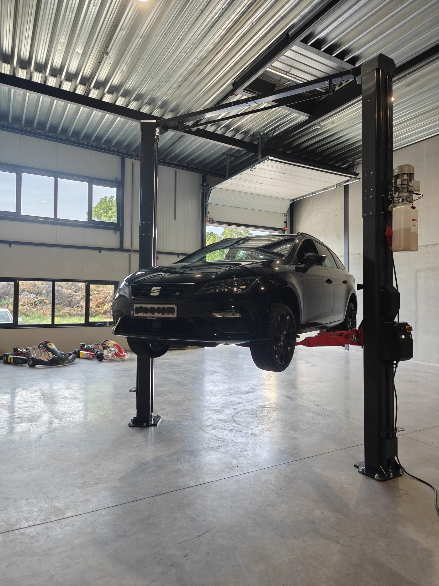 Seat Leon op de tweekolomsbrug in de werkplaats