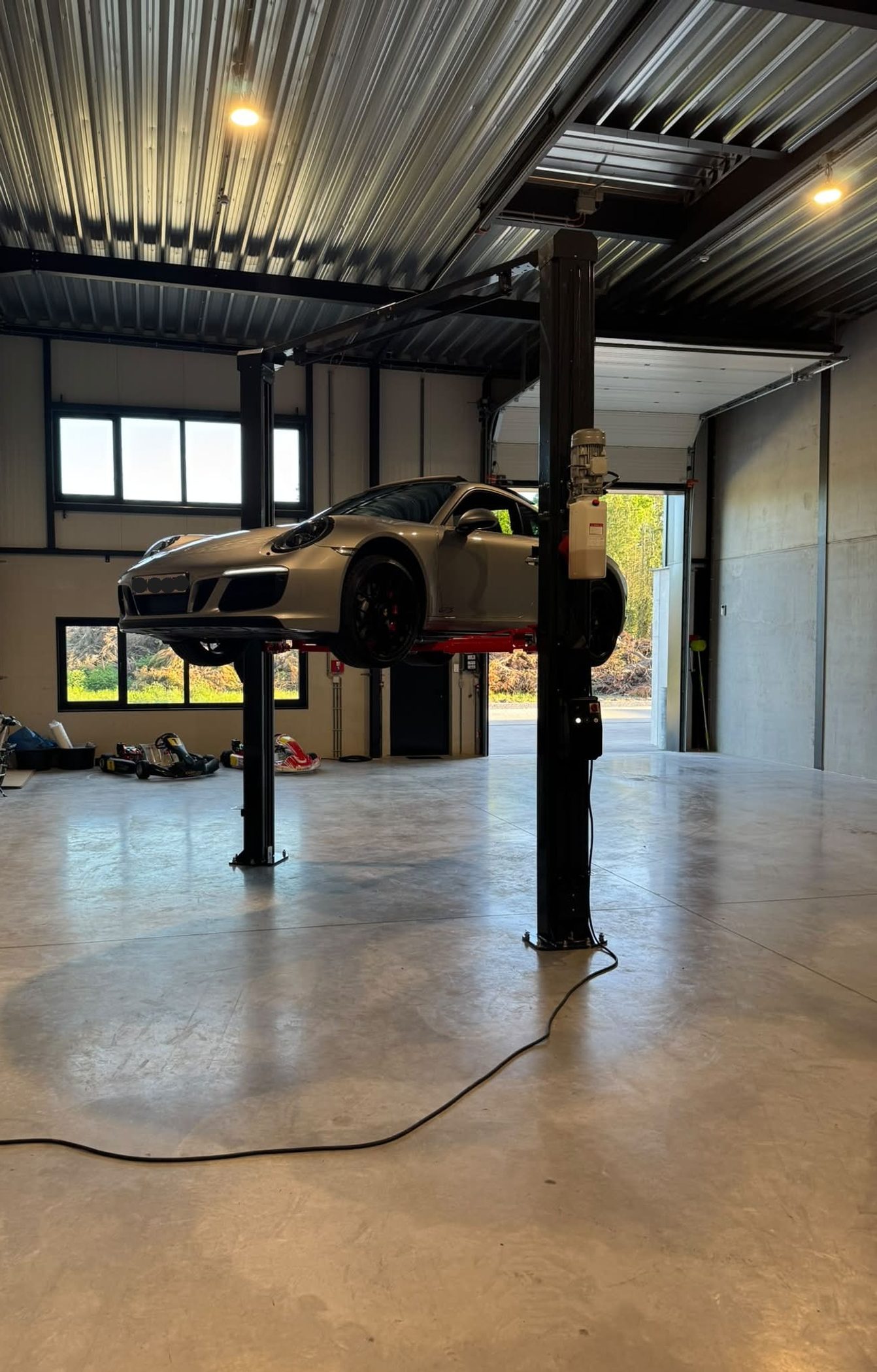 Porsche 911 op de tweekolomsbrug in de werkplaats